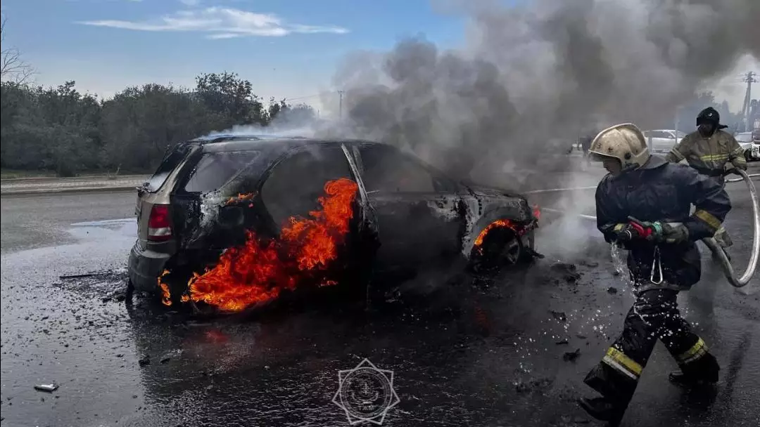 Огнеборцы потушили горящий автомобиль в Актобе за 20 минут