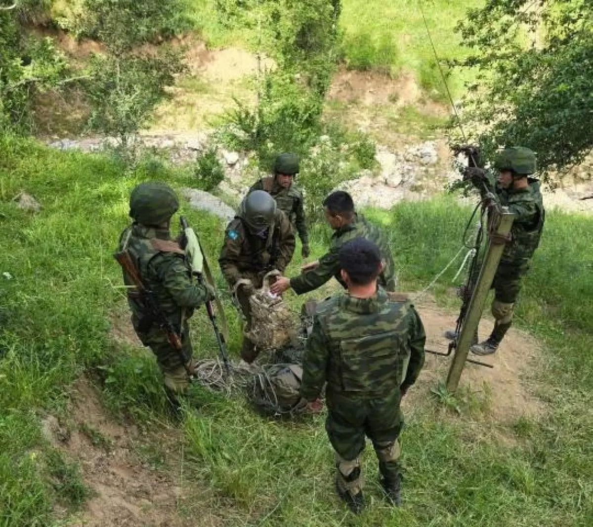 Казахстанские десантники выступают на учениях в Таджикистане