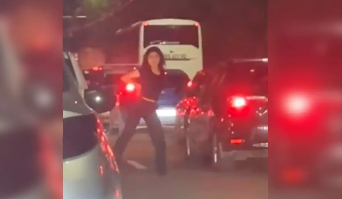 Эротический танец девушки во время пробки сняли на видео в Алматы
