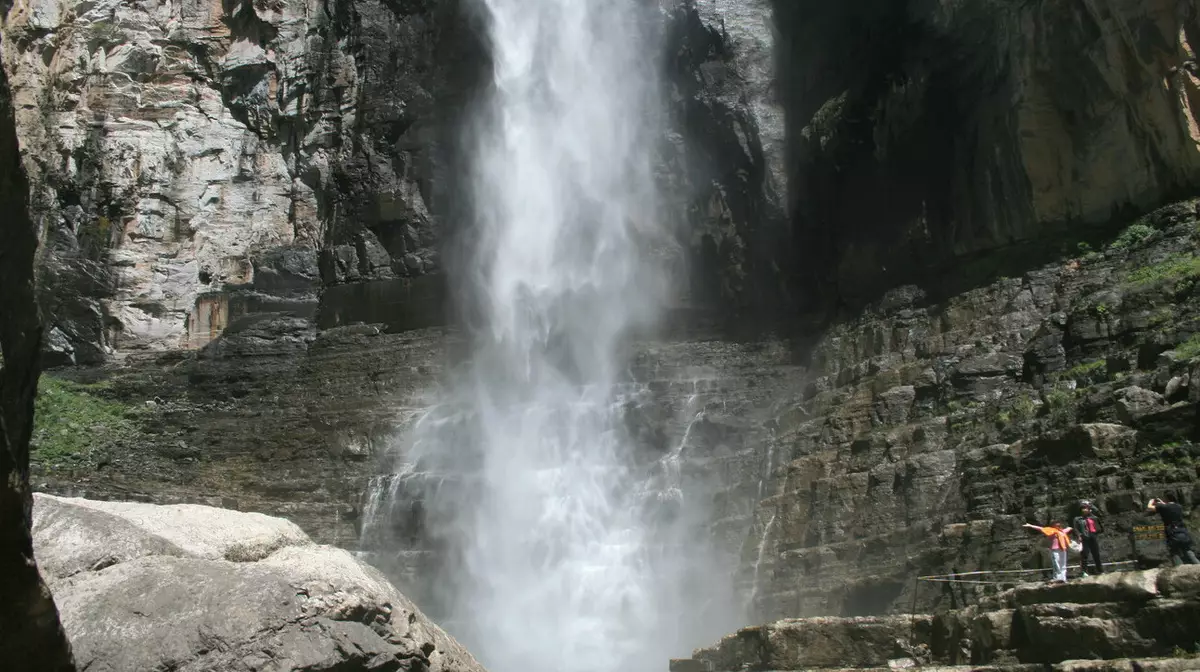 Знаменитый китайский водопад оказался частично искусственным. (ВИДЕО)