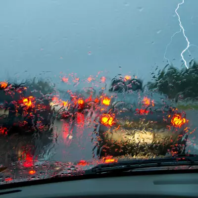 Удар молнии в авто: что может сломаться и как действовать водителю во время грозы