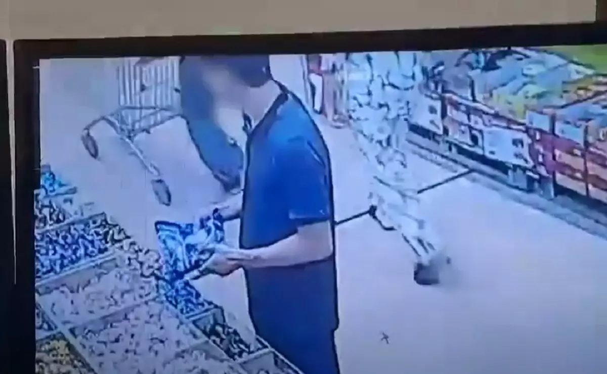 Телефон в конфетах обнаружил и унес мужчина в супермаркете Актау