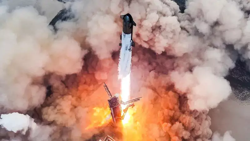 Четвертый запуск Starship: корабль Илона Маска впервые успешно приводнился в океане
