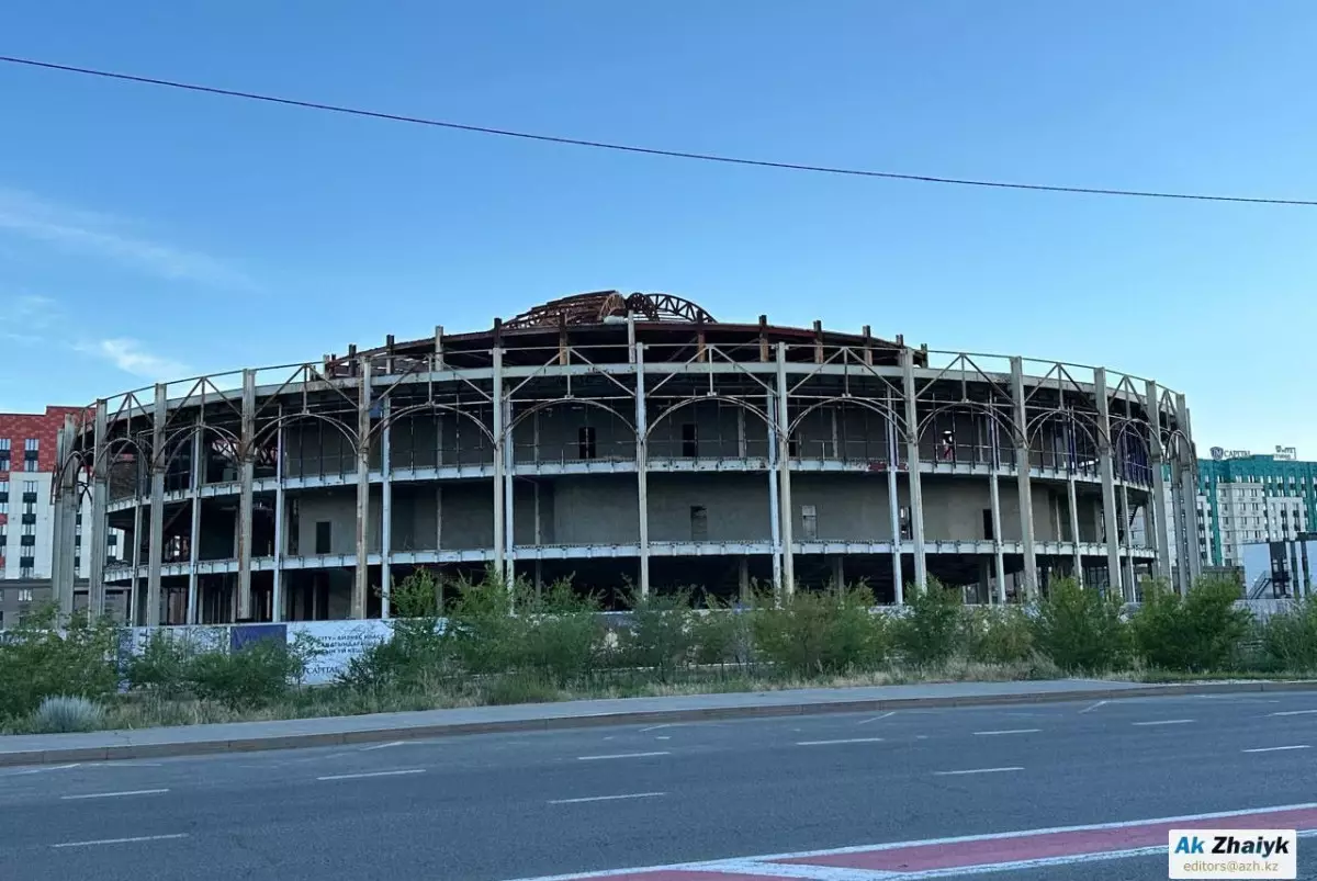 В Атырау сносят недостроенный концертный зал, который простаивал 10 лет