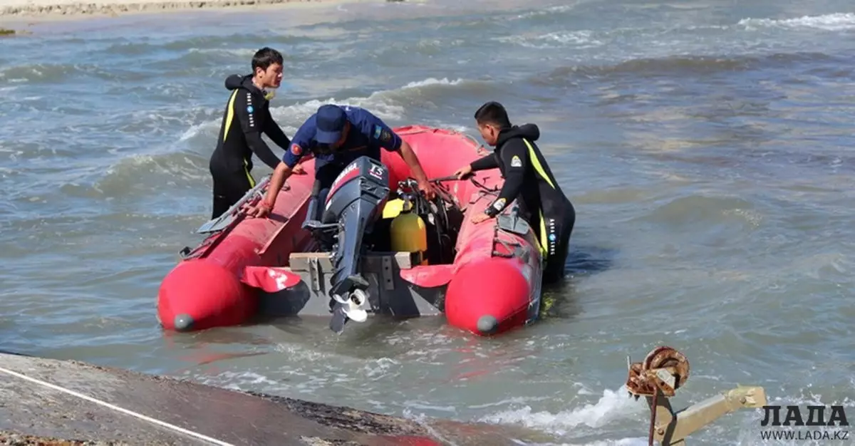 Двух тонущих мужчин спасли в районе водоканала «Шора» в Актау