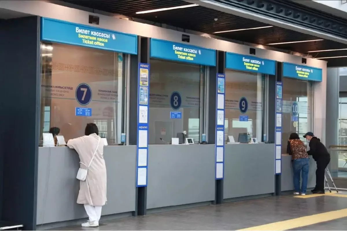 Казахстанцы перед турсезоном снова не могут купить билеты на поезд