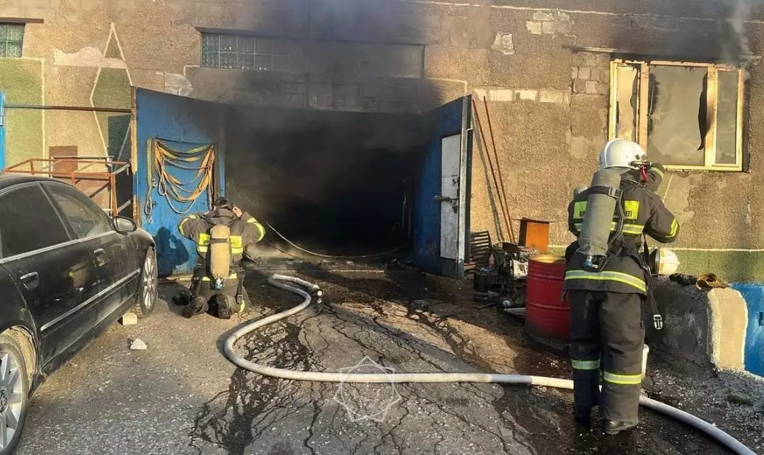 2 автомобиля и оборудование сгорели в СТО в Павлодаре