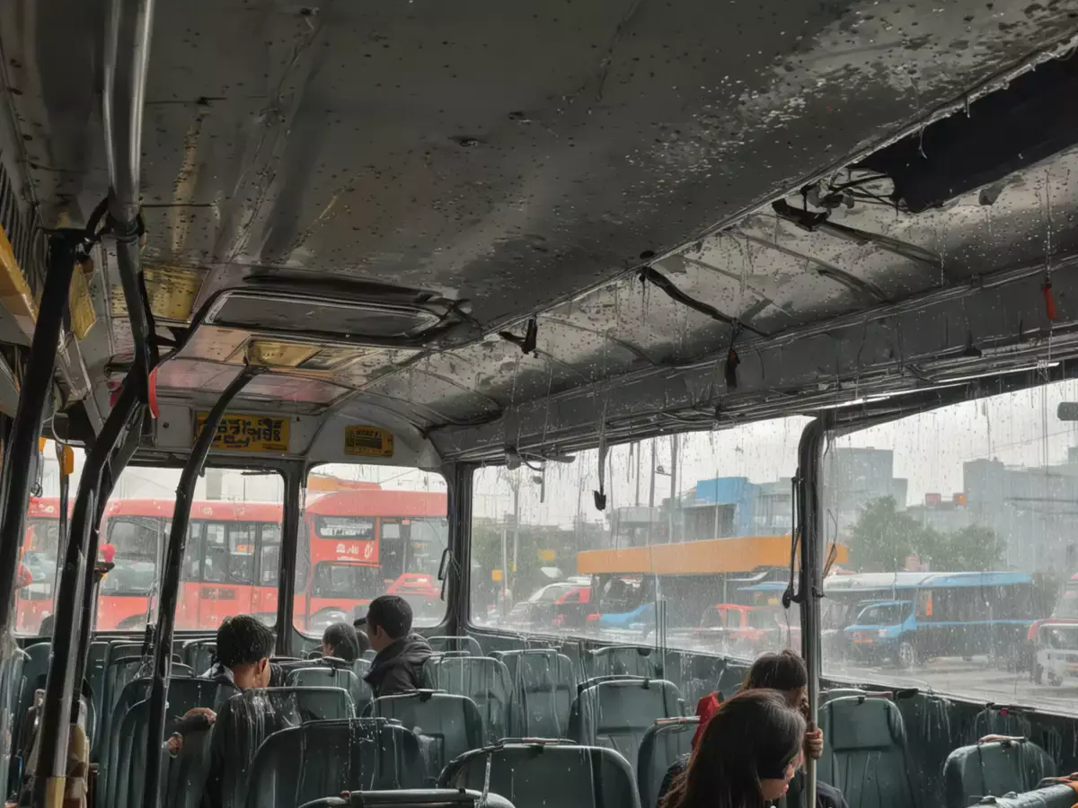 В Астане у автобуса начала течь крыша после дождя, прямо во время поездки по городу