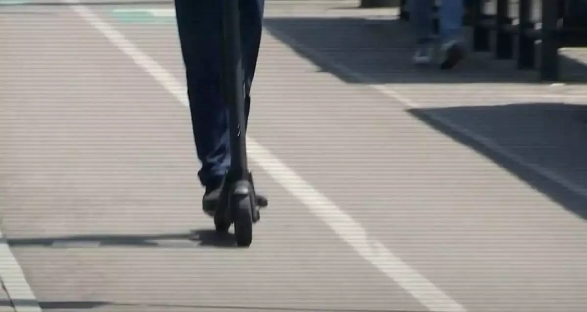 Полиция Казахстана обратилась к самокатчикам и мопедистам (ВИДЕО)