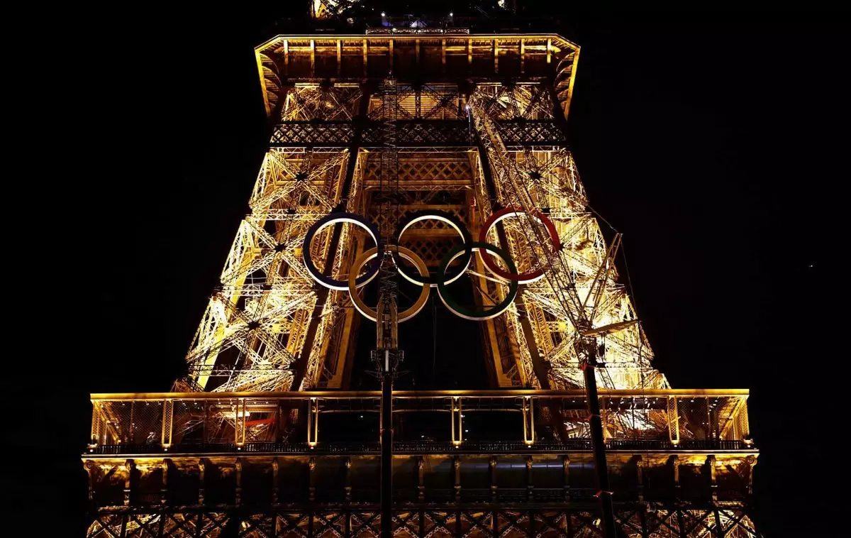 На Эйфелевой башне установили олимпийские кольца