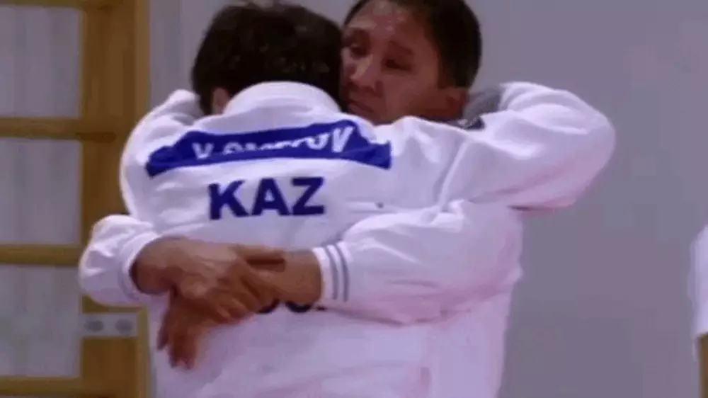Драмой завершился поединок чемпиона мира из Казахстана за путевку на Олимпиаду