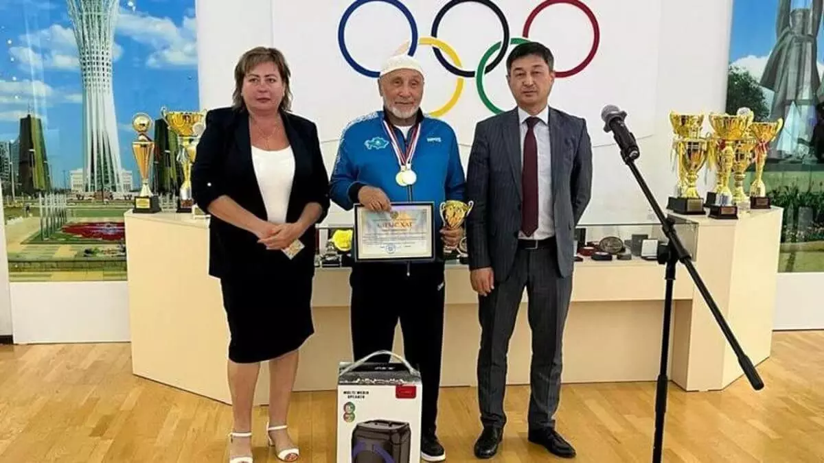 Чемпионом мира по пауэрлифтингу стал 75-летний казахстанец