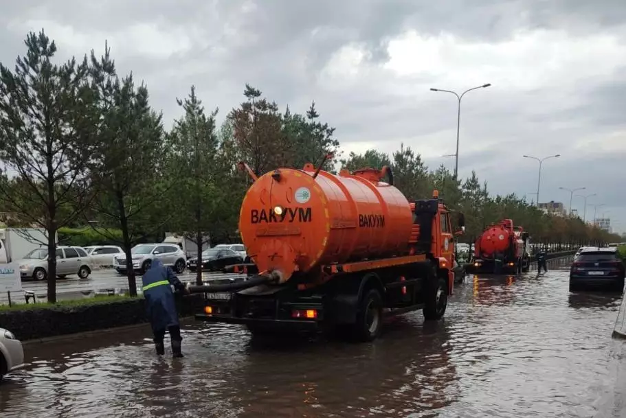 Астану затопило после дождя: более 100 единиц техники откачивают воду