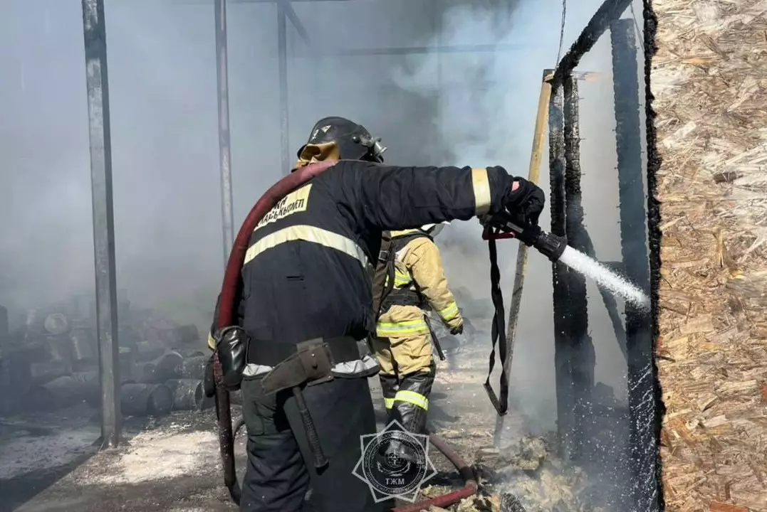 Пожар на складах потушили в Алматы