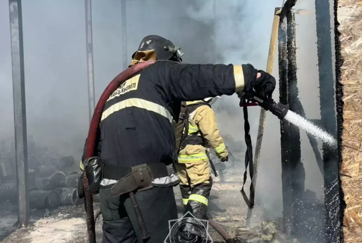 Сильный пожар охватил крупный склад в Алматы