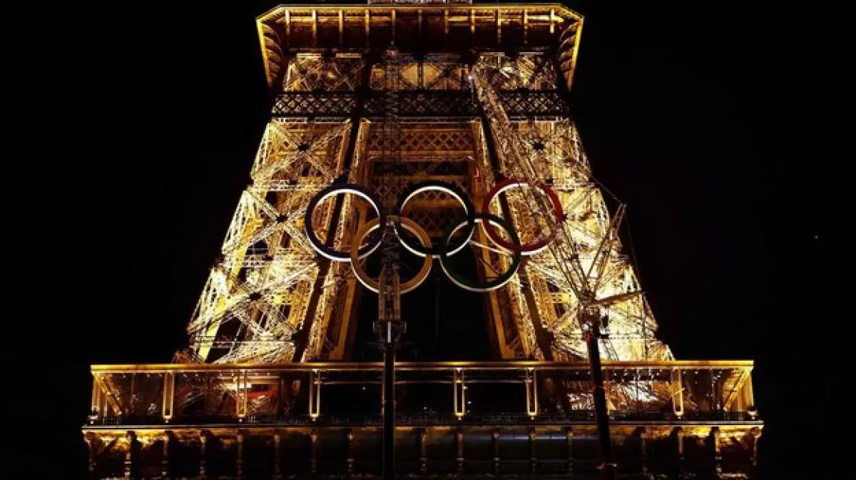 На Эйфелевой башне установили огромные олимпийские кольца