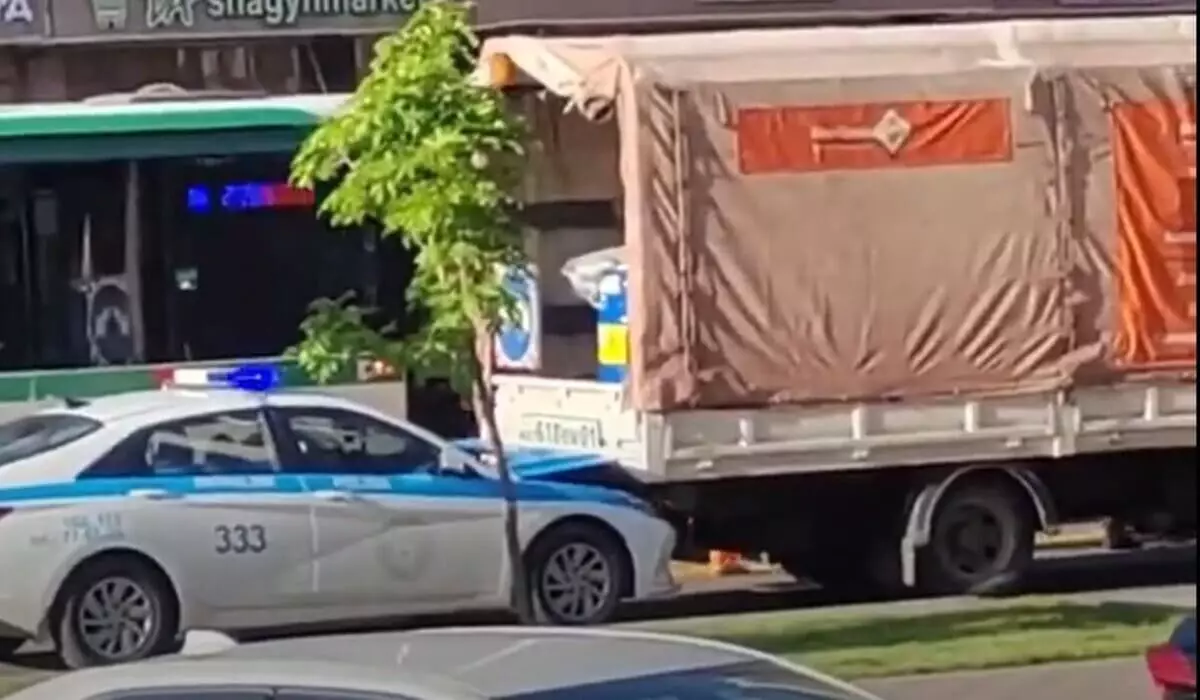 Полицейская машина попала в аварию в Астане (ВИДЕО)