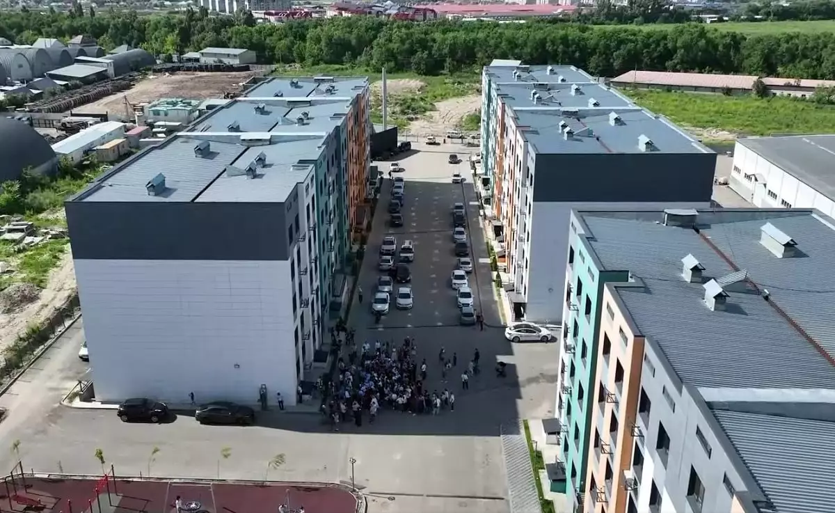 Справили новоселье: десятки очередников получили ключи от квартир в Алматы