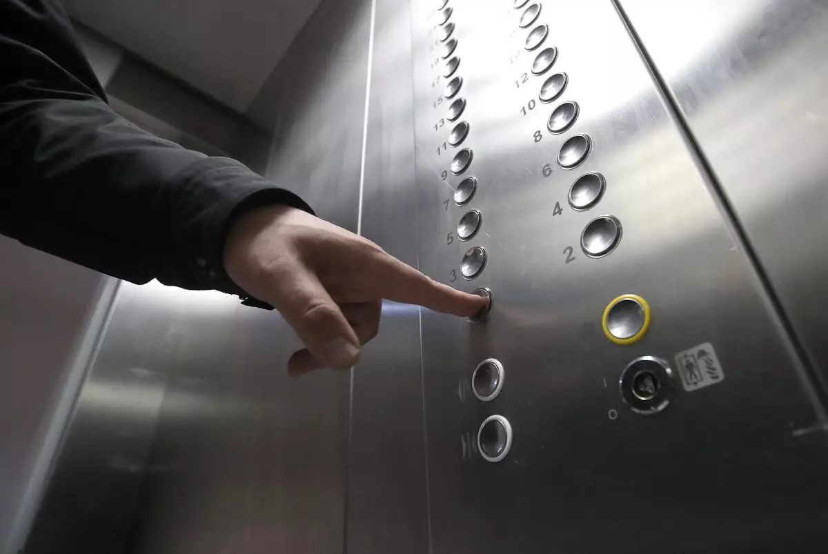 В Казахстане насчитываются тысячи потенциальных лифтов-убийц