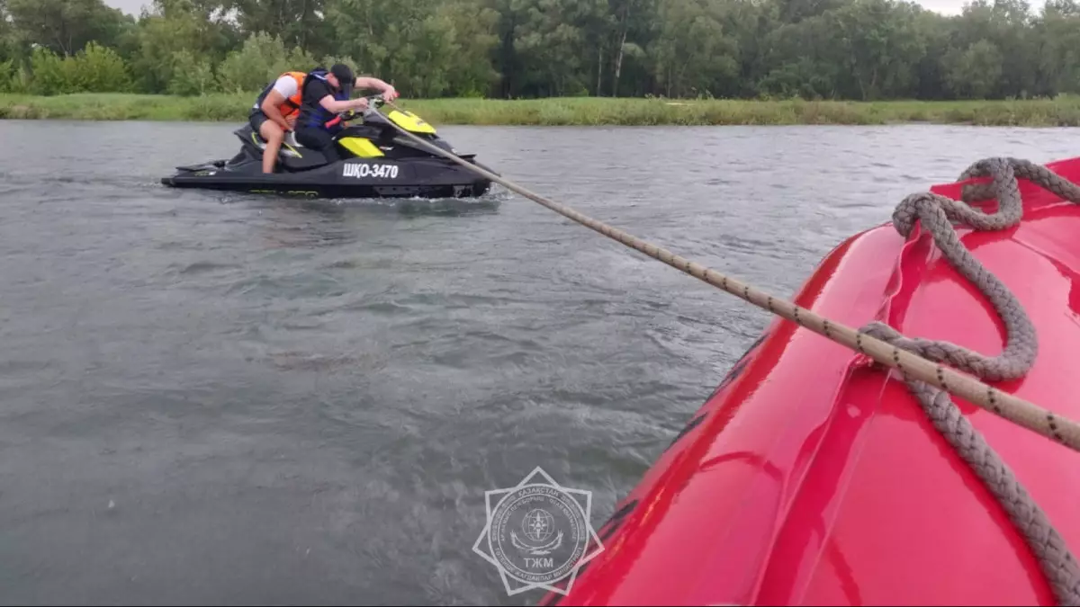 Двое мужчин застряли на гидроцикле на реке Иртыш