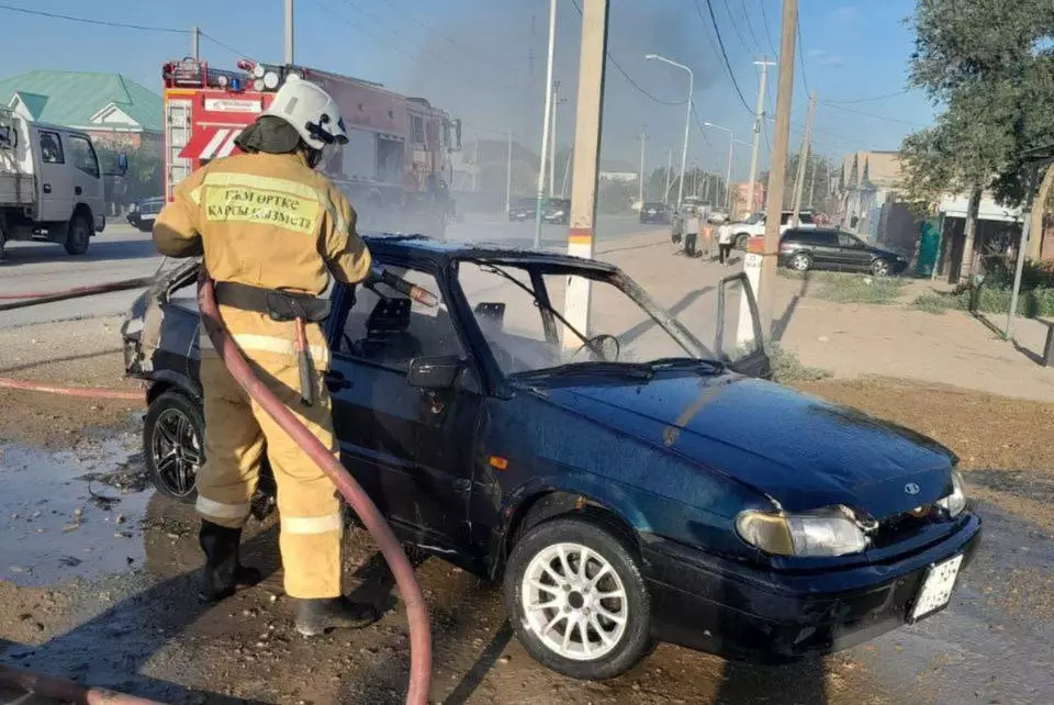 Машина загорелась на проезжей части в Кызылорде