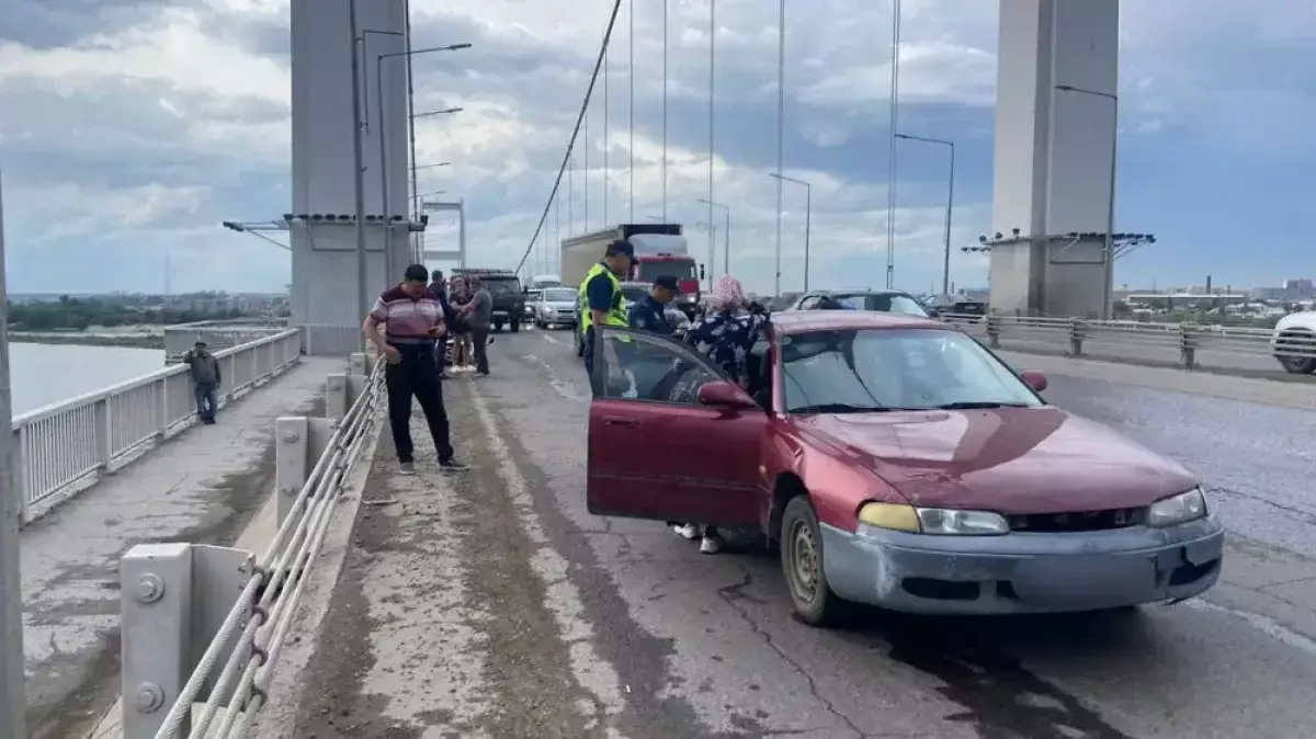 Из-за мопедиста в Семее несколько машин столкнулись на мосту
