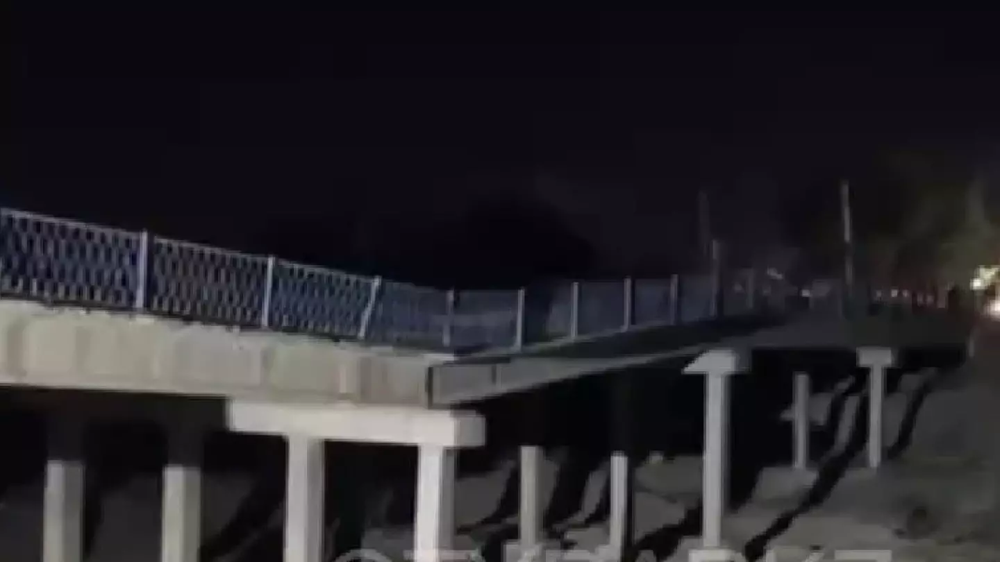 В Шымкенте целый микрорайон остался оторванным от города из-за просевшего моста