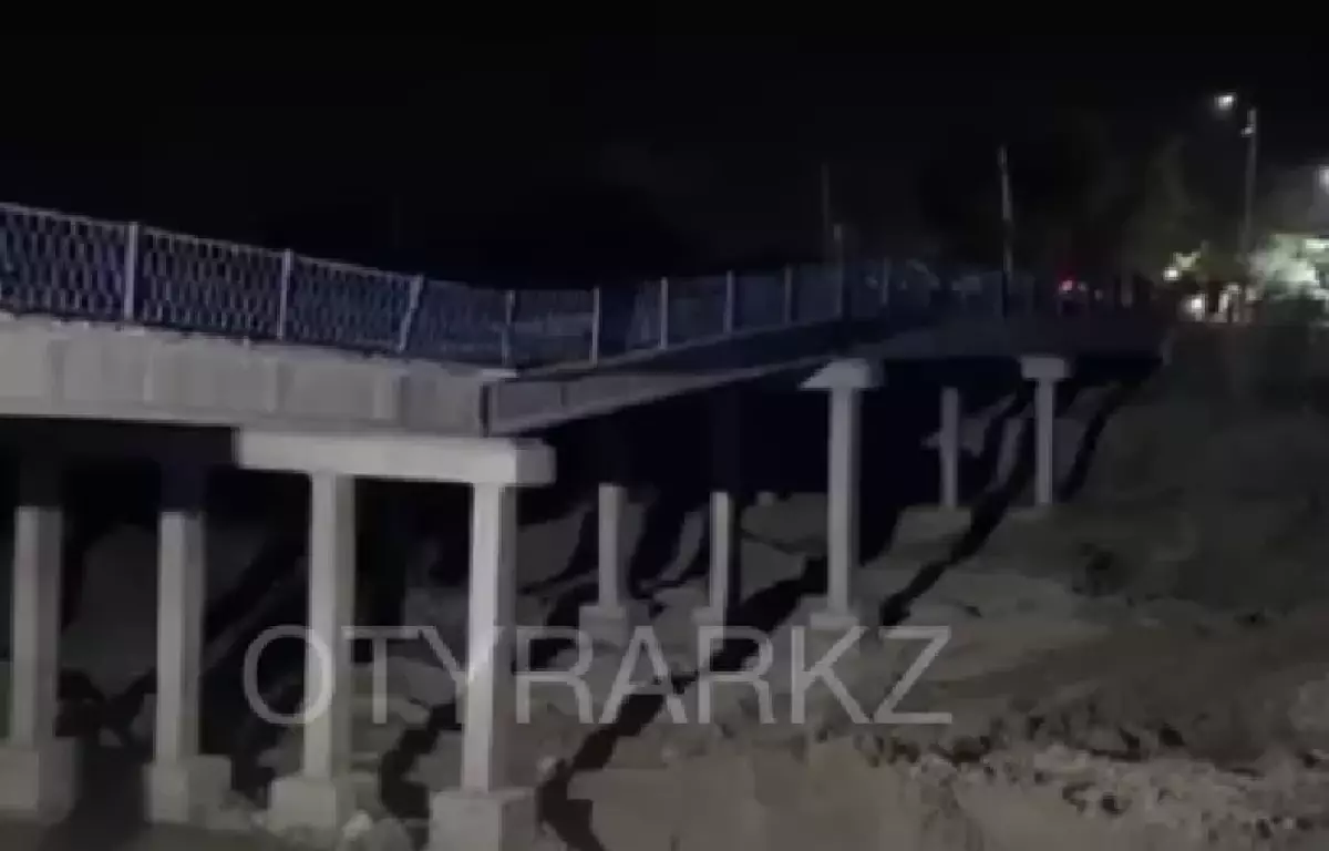 Автомобильный мост через реку обрушился в Шымкенте (ВИДЕО)