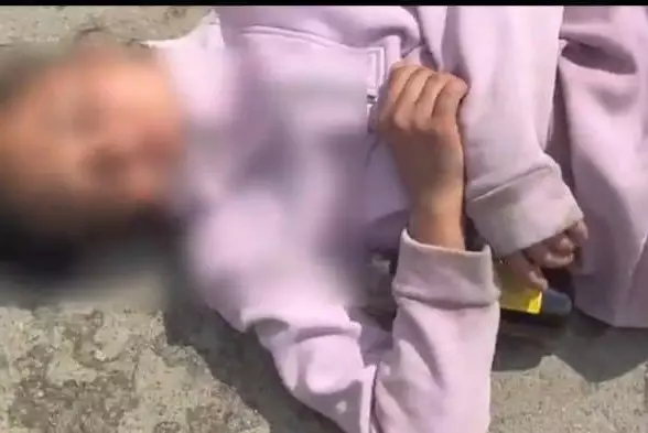 Спящую посреди дороги женщину обнаружили полицейские Павлодара