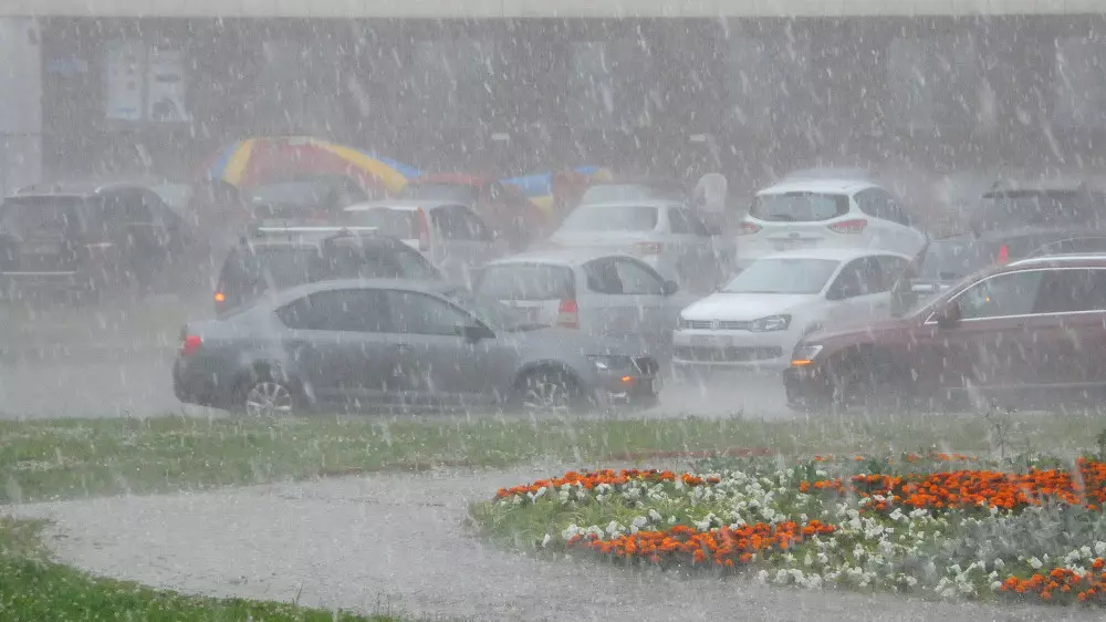 Град, пыльная буря, засуха: какая погода ожидает казахстанцев 8 июня