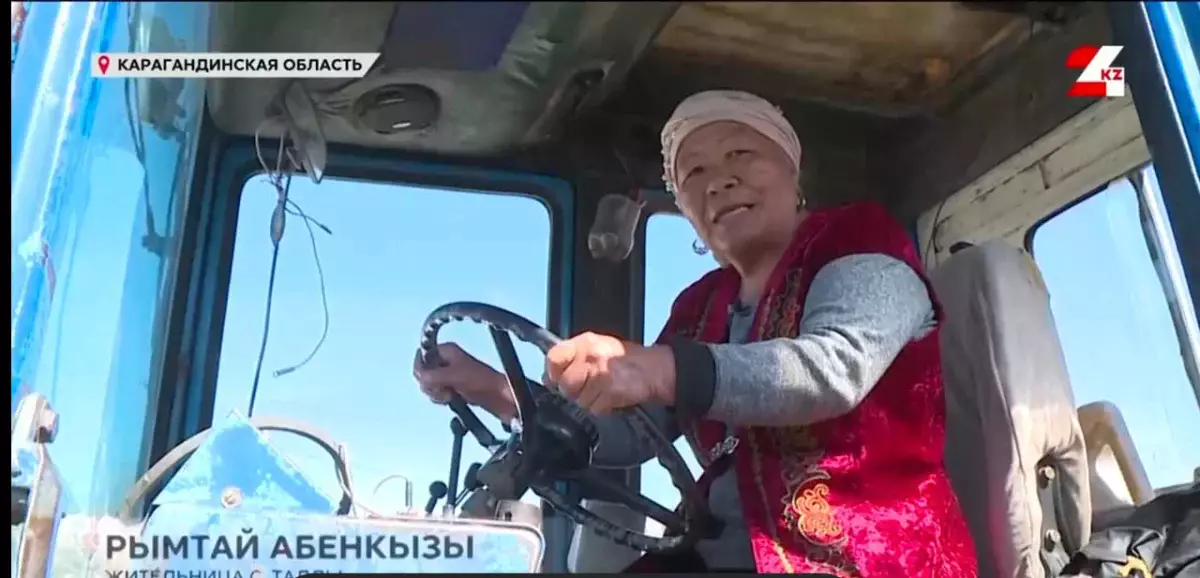 72-летняя апашка-трактористка помогает убирать мусор в селе