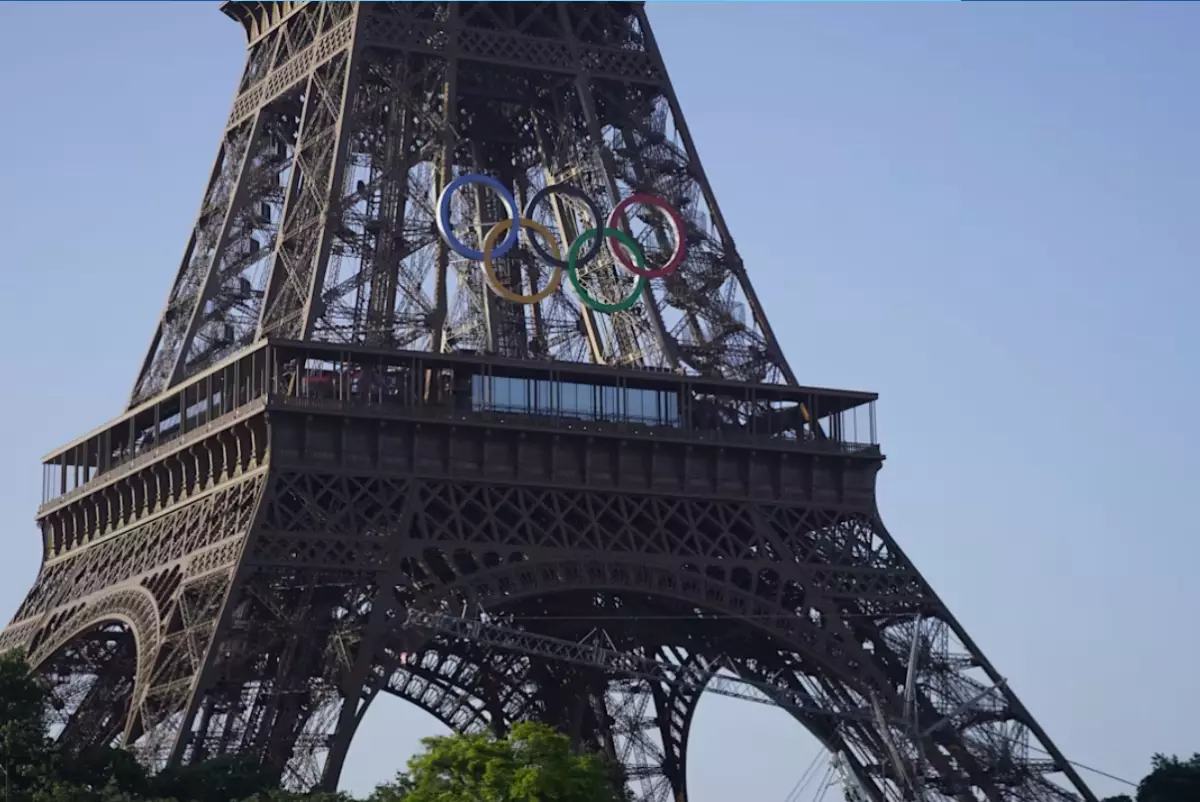 Эйфелеву башню украсили олимпийскими кольцами