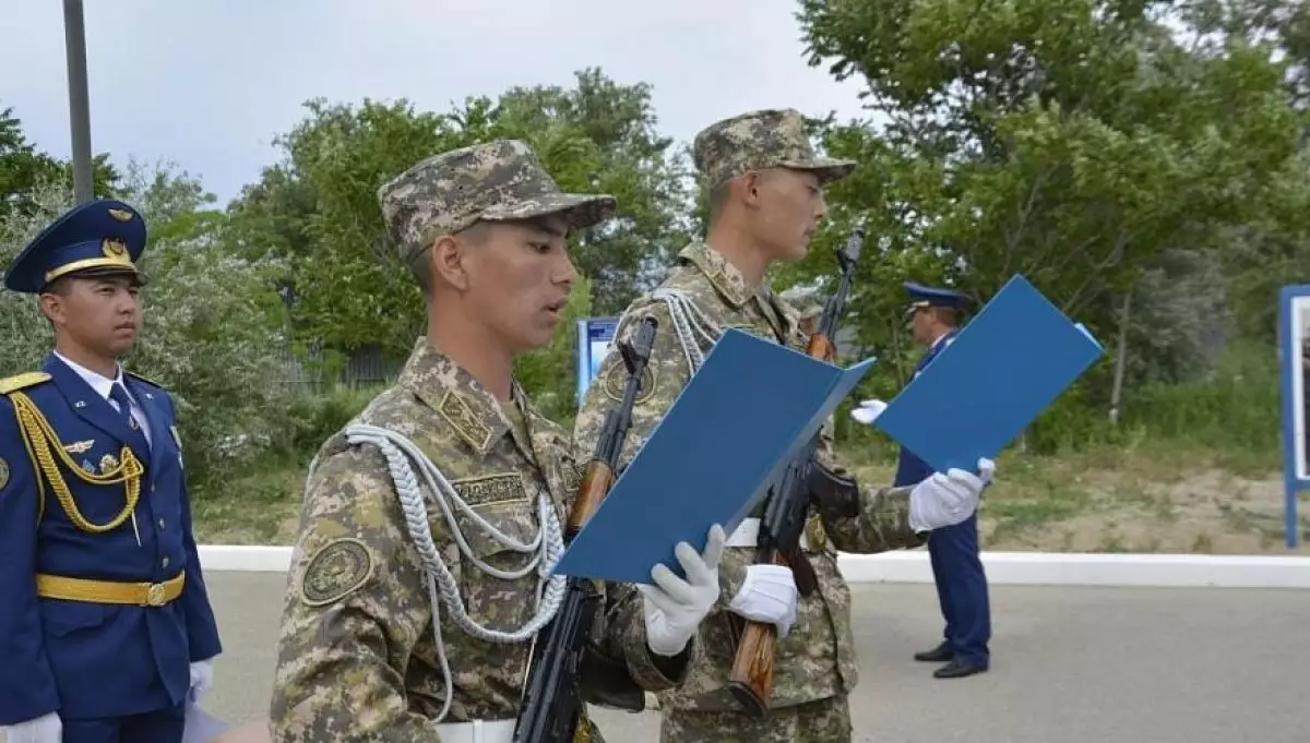 Минобороны Казахстана о рейдах: Полиция уполномочена задерживать и доставлять призывников