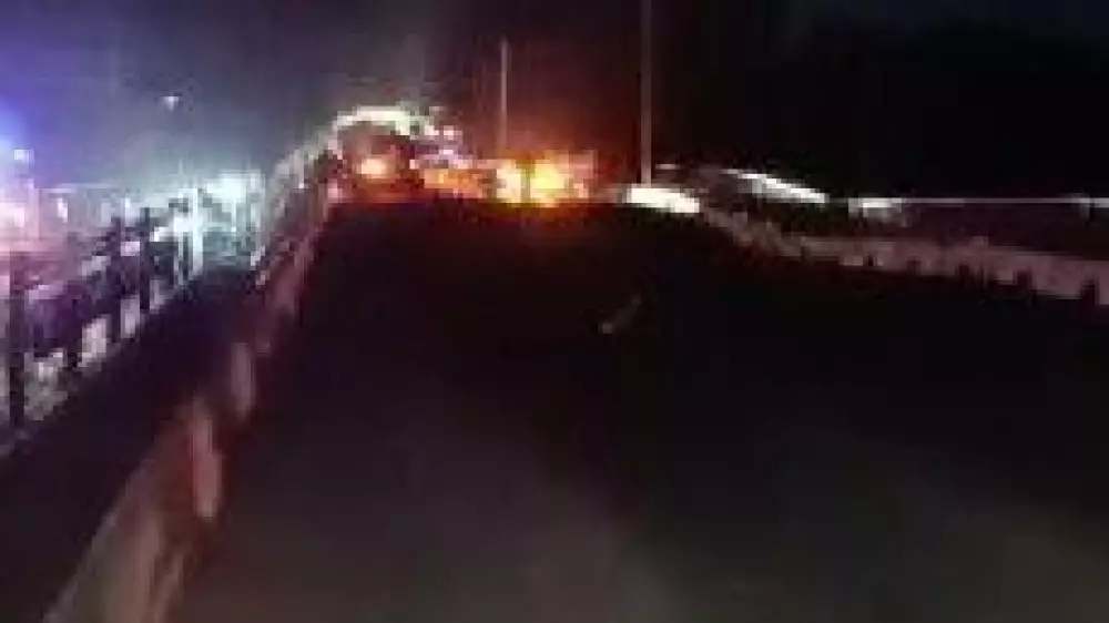 Автомобильный мост провалился в Шымкенте