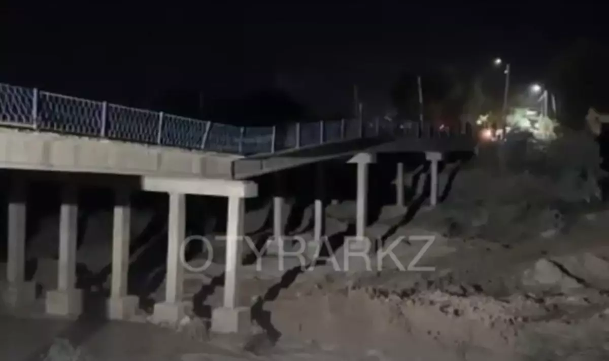 Автомобильный мост частично обрушился в Шымкенте