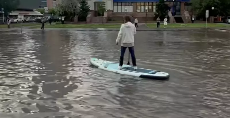 Потоп в Астане: мужчина переплыл улицу на доске для серфинга