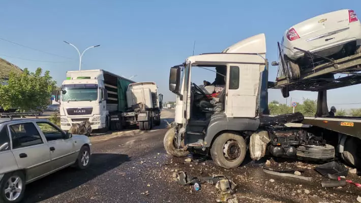 В Джизакской области столкнулись автотрейлер и еще несколько грузовиков