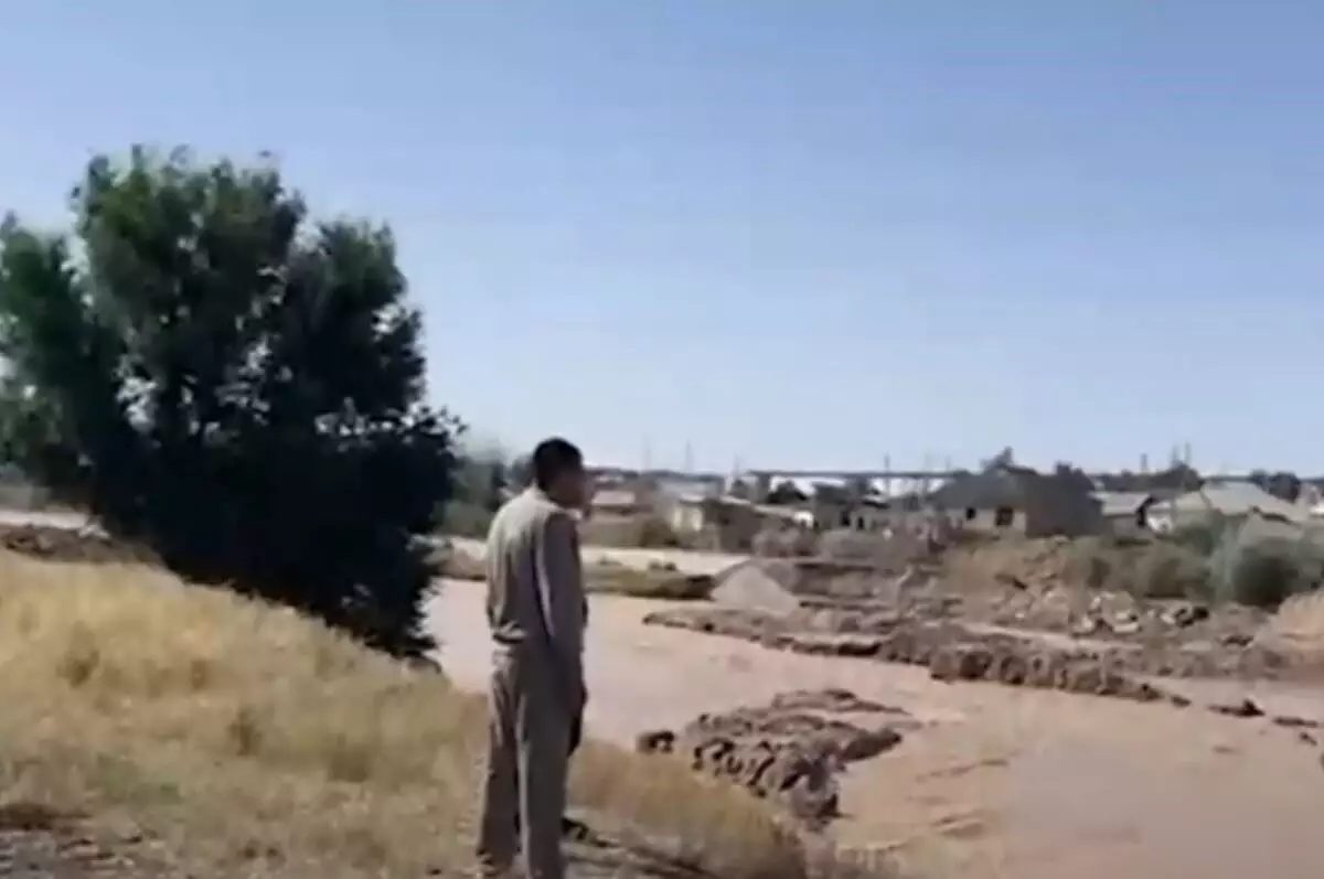 Автомобильный мост частично обрушился в Шымкенте (ВИДЕО)