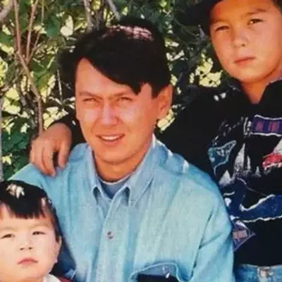 Внук Назарбаева поделился ностальгическим фото отца и брата