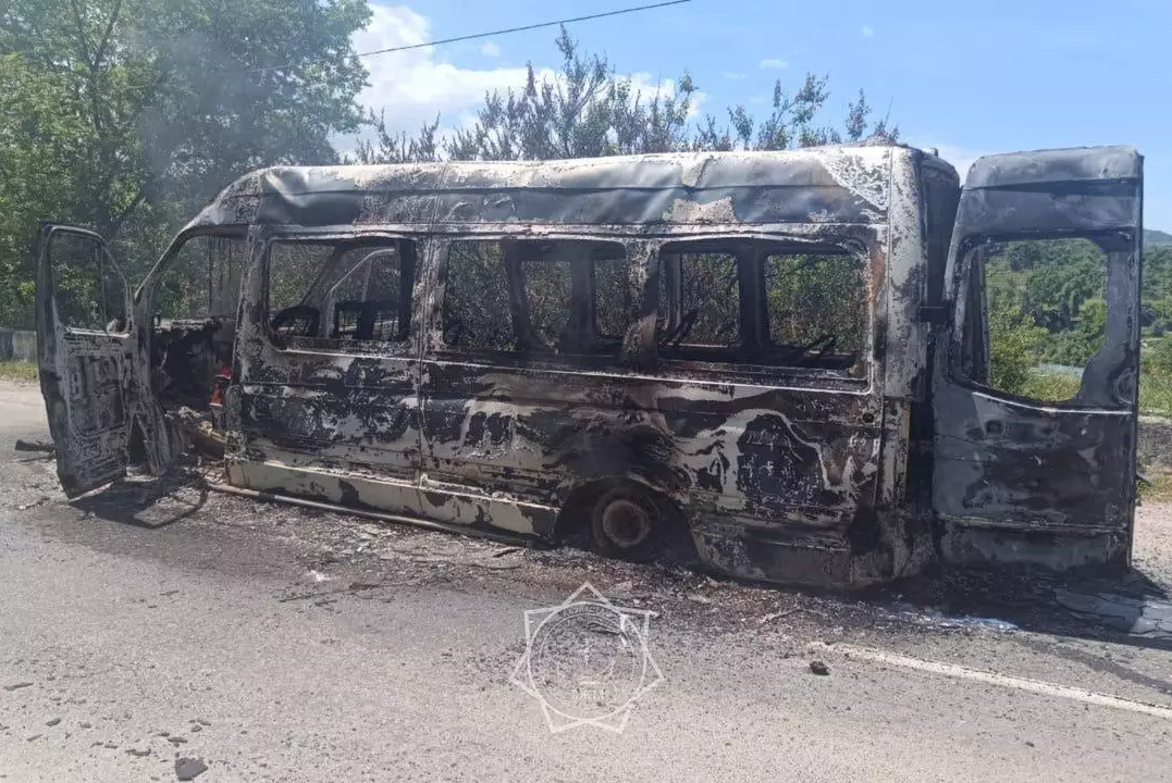 Микроавтобус сгорел в Алматинской области