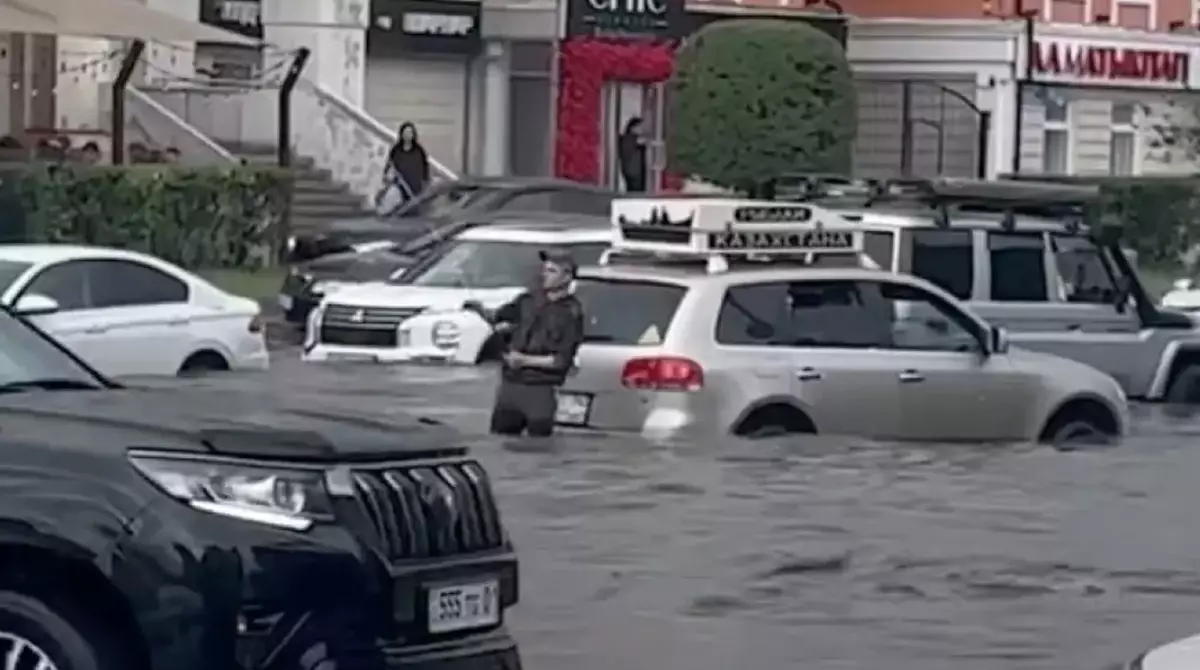 Мужчина решил порыбачить посреди затопленной улицы в Астане