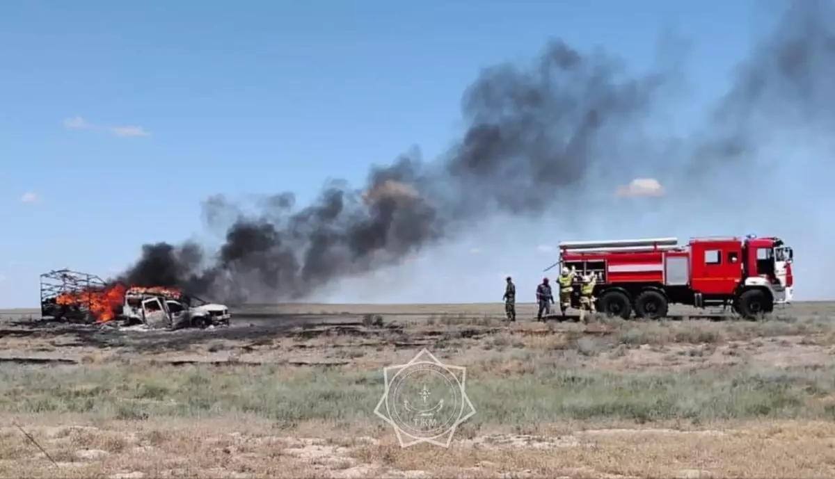 Трех иностранцев спасли из горящего автомобиля в Атырауской области