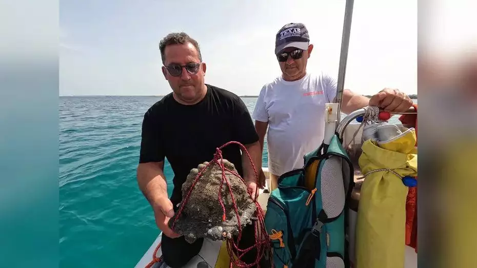 Обнаруженный археологами на дне моря странный камень оказался шлемом