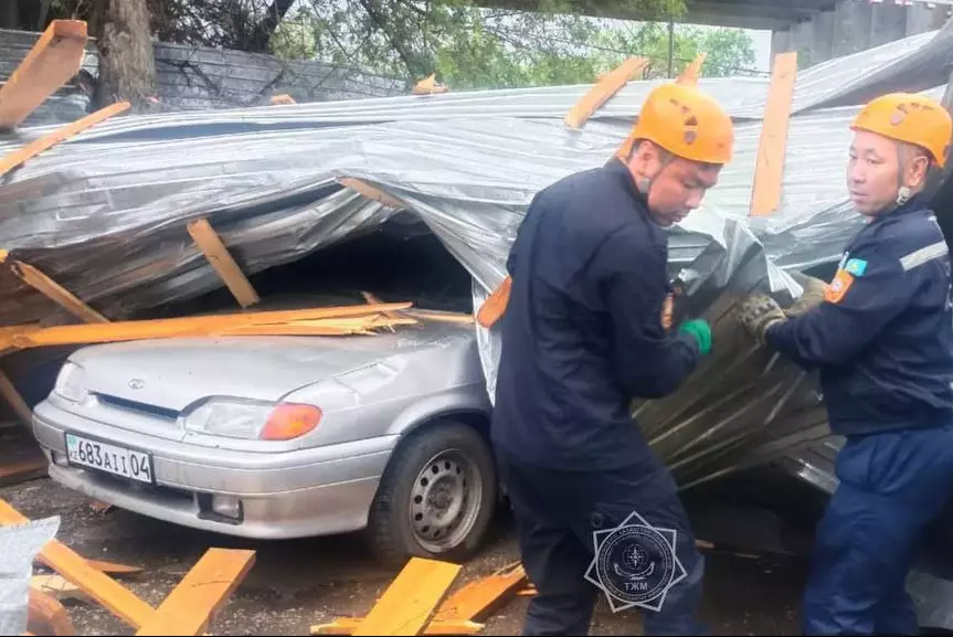 Крыша склада упала на авто в Актобе: из-под завалов вытащили мужчину и подростка