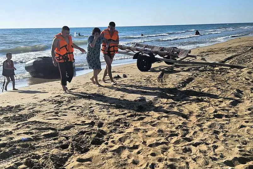 Едва не утонувшую в Каспийском море женщину спасли в Мангистауской области