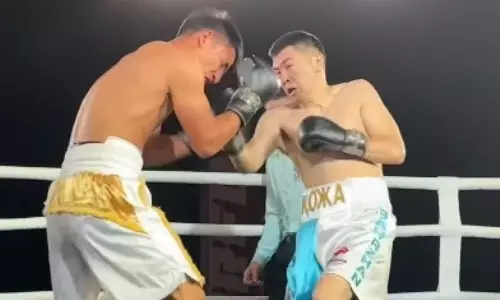 Казахстанец за раунд «поломал» непобежденного боксера из Узбекистана. Видео