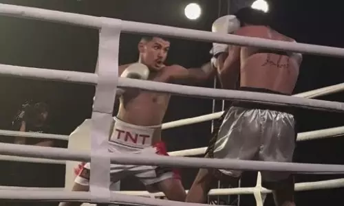 Нокаутом казахстанского боксера завершился главный бой вечера. Видео