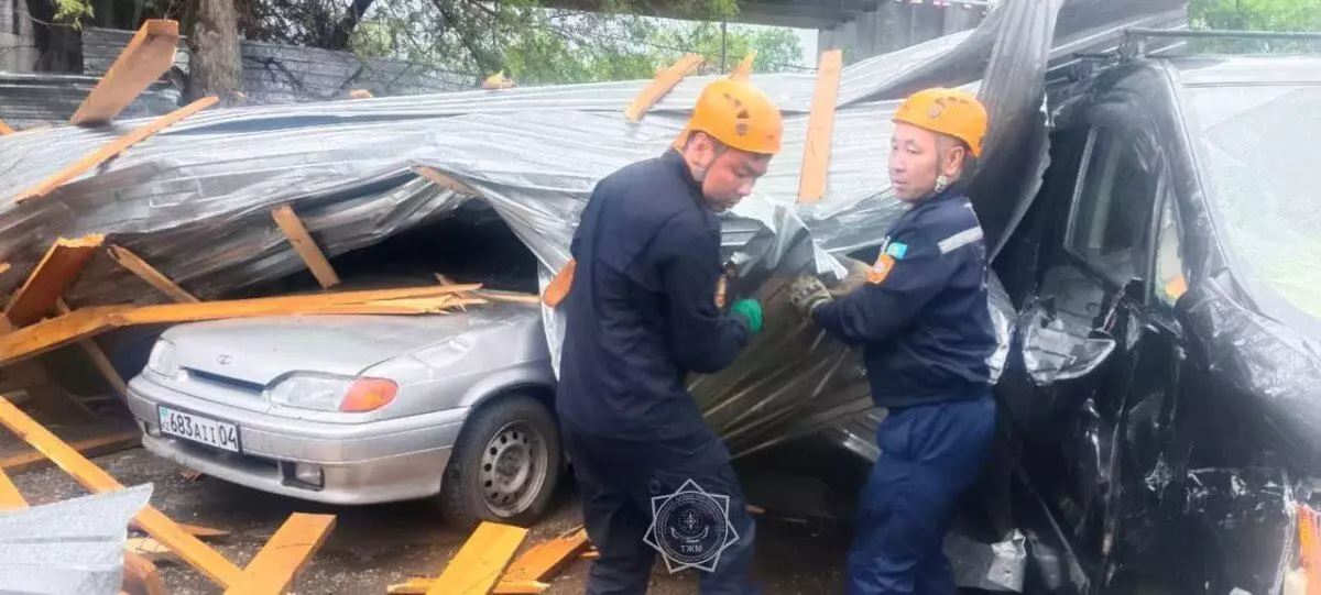 Крыша склада упала на авто в Актобе