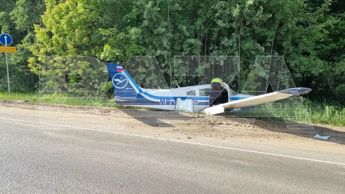 Самолет совершил посадку на шоссе
