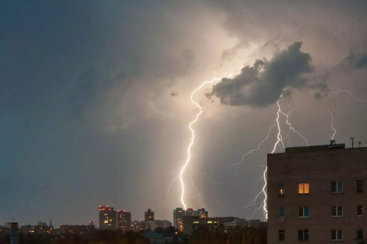 В Астане и ряде регионов объявили штормовое предупреждение
